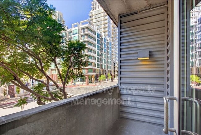 Building Photo - 1025 Island Ave