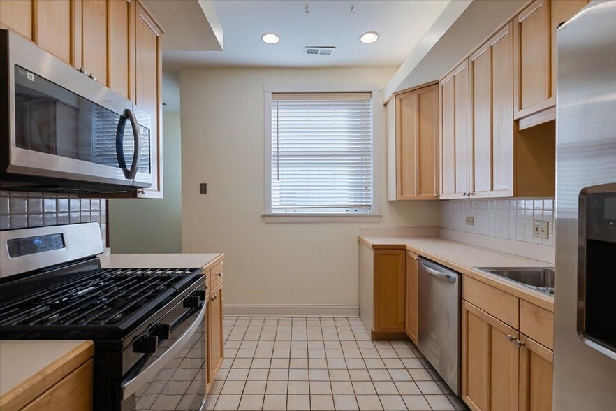 Building Photo - 7216 S South Shore Dr