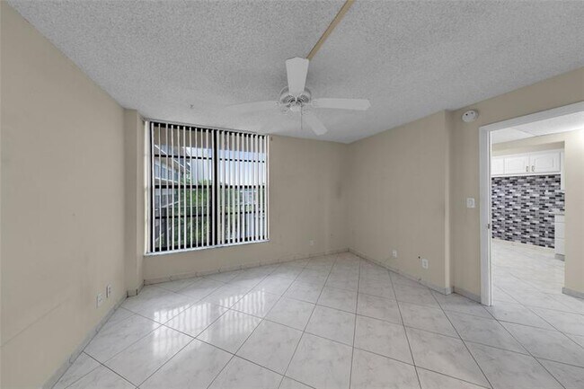 Building Photo - 7 Royal Palm Way