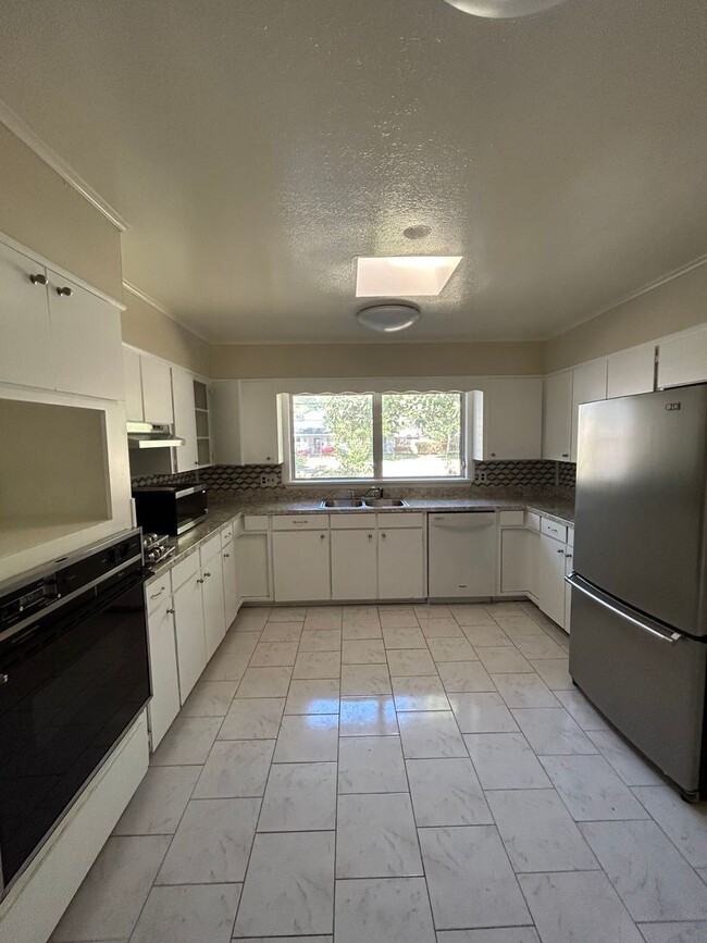 Building Photo - Century21Rental