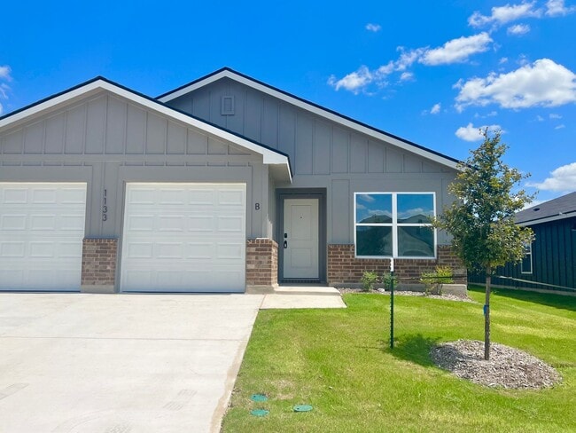 Building Photo - ** NEW / BEAUTIFUL / SPACIOUS / MODERN **