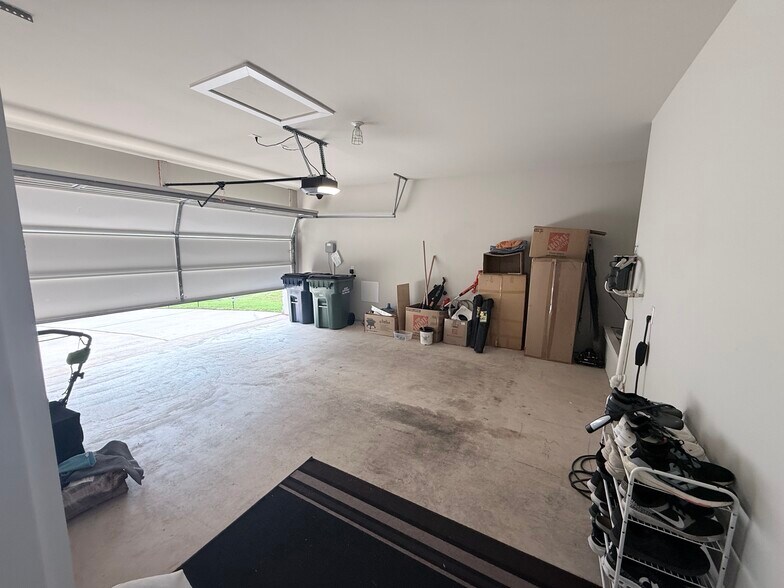 Building Photo - 2024 Wilsons Warbler Dr