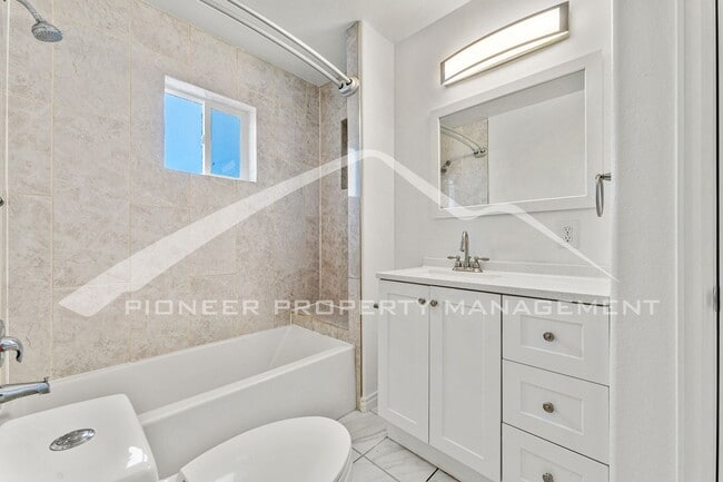 Building Photo - Upper Level Half Duplex with Central A/C and In-Unit Laundry