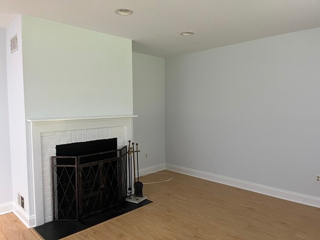Building Photo - 261 Hedgerow Rd