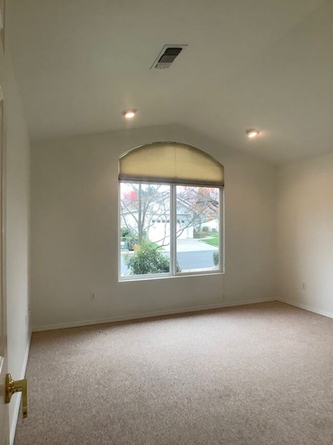 Building Photo - Three bedroom home in gated Alder Creek Community! | Available December