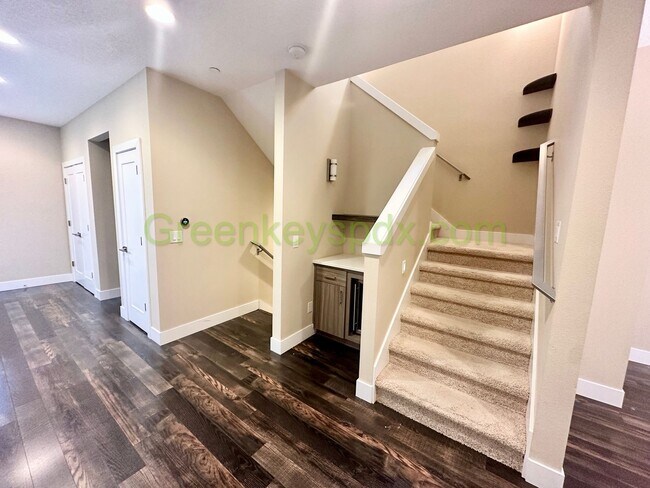 Building Photo - Gorgeous, Custom-designed 4-Bedroom Contemporary Townhouse on 3 Levels