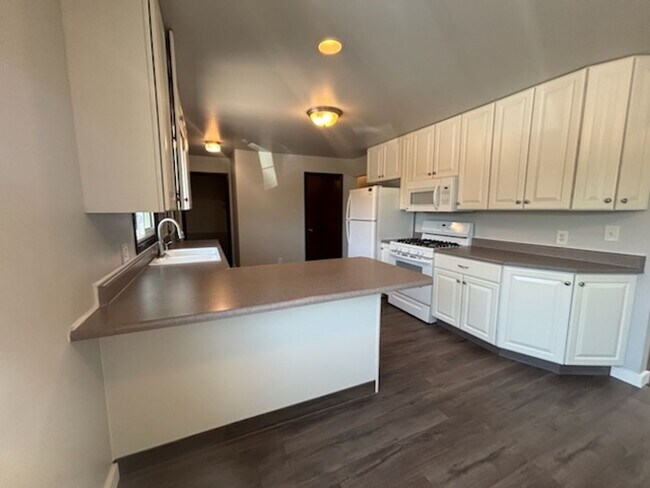 Building Photo - 3 BEDROOM | 2 BATH | SPACIOUS RAPID VALLEY...
