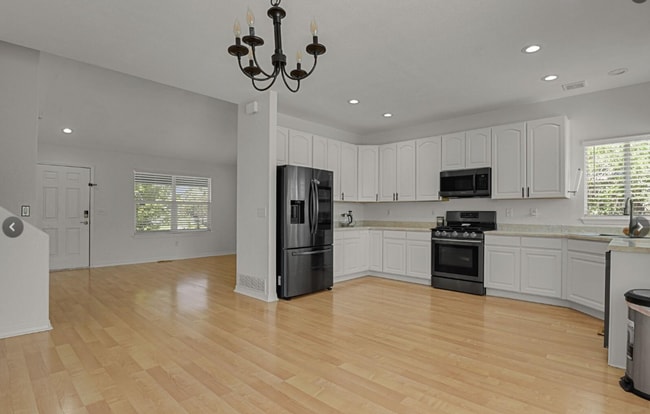 Building Photo - Long Realty & Property Management - Well Maintained 4 Bedroom Home in East Aurora