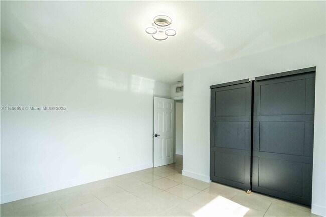 Building Photo - 1940 Biarritz Dr