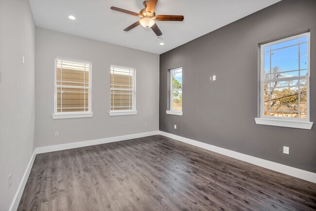 Building Photo - 4924 Winnetka St