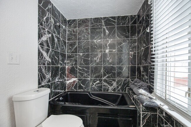 Building Photo - 3 BED 2 BATH BEAUTIFUL SINGLE FAMILY HOME!