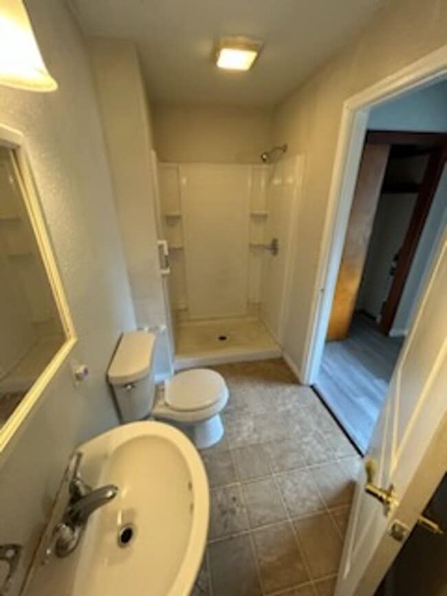 Building Photo - 3 Bed 1 Bath