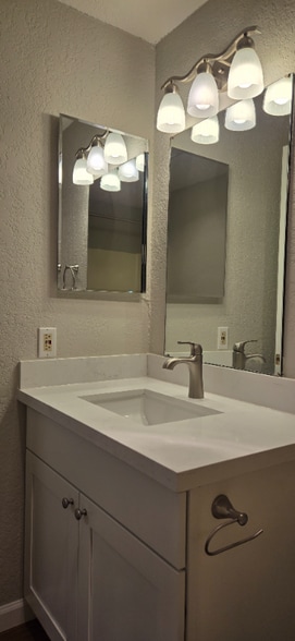 Building Photo - 1625 Kent Des Moines Rd