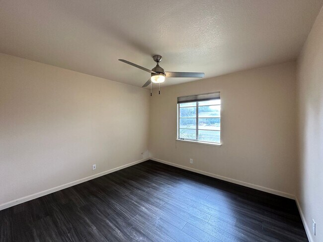 Building Photo - Upgraded Three Bedroom Duplex!