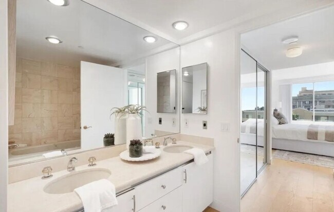 Building Photo - 2-Bedroom, 2-Bathroom Home in Prime Long B...