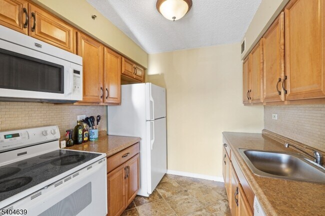 Building Photo - 300 Main St