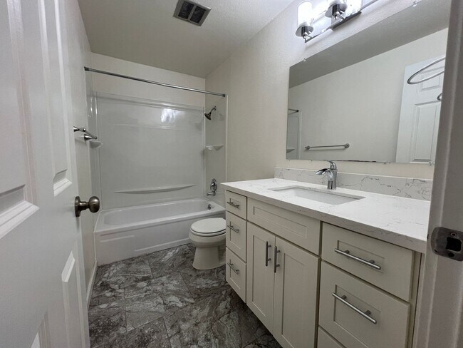 Building Photo - 3 Bedroom 2.5 Bath in Desirable Renton Fairwood Greens