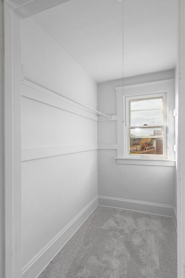 Building Photo - 205 W Cambridge St