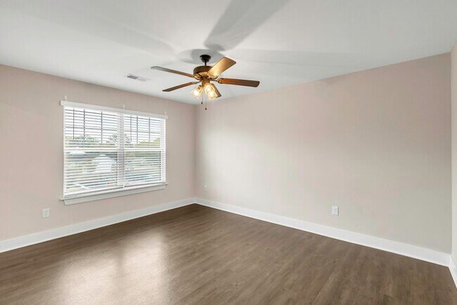 Building Photo - Modern 2 Bedroom Townhome on the Swamp Rab...