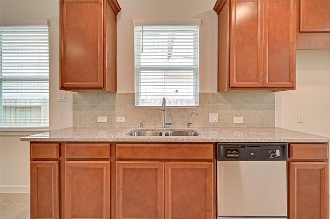 Building Photo - 8022 Pinebrook Arbor Ct