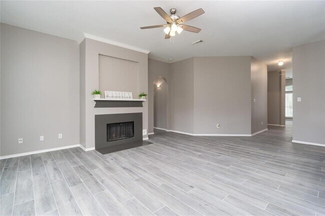 Building Photo - 3622 Englewood Dr