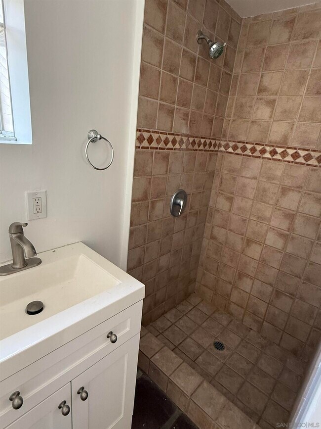 Building Photo - 950 Stratford Ct