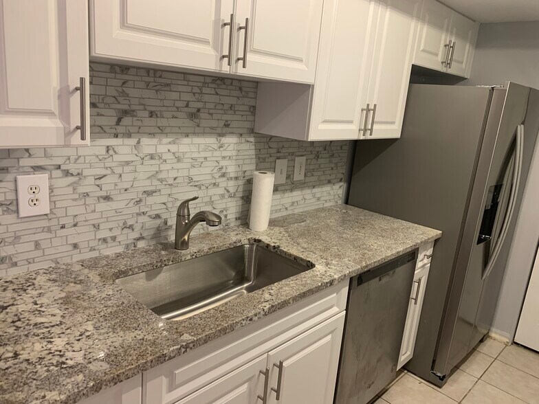 Kitchen - 900 Crestwood Ct S