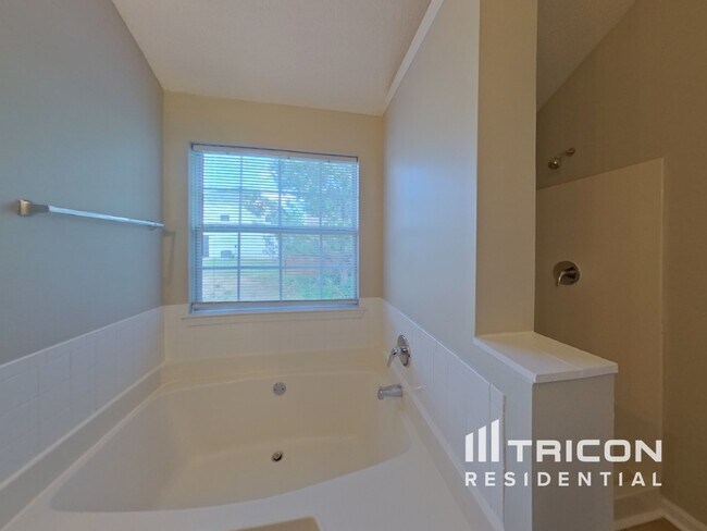 Building Photo - 1896 Roble Dr