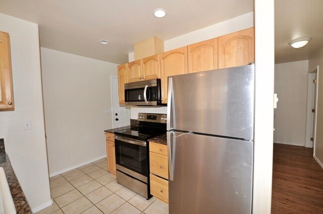 Building Photo - 3 bed 2 bath rancher duplex (stainless appliances & granite counters)