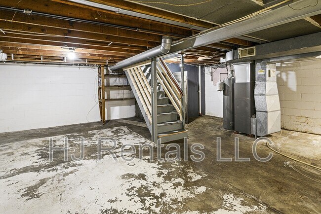 Building Photo - 1305 S New Florissant Rd