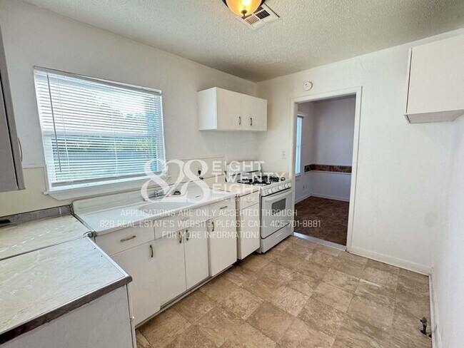 Building Photo - Cute 2 Bed/1 Bath Single Family Home in De...