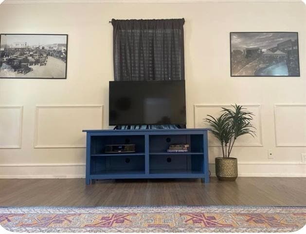 Building Photo - 310 E Beech St