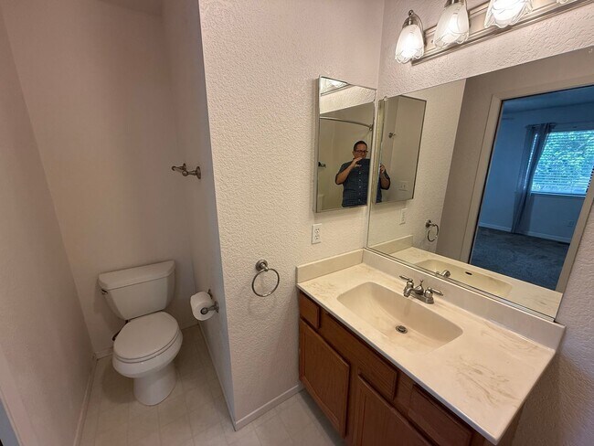 Building Photo - 2-bedroom condo near shopping, restaurants...