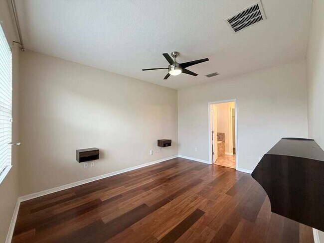 Building Photo - 930 Meadow Glade Dr