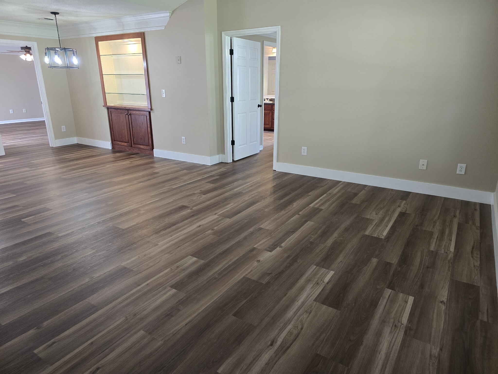 Living Area with Vaulted Ceilings - 2065 Pinemount Blvd