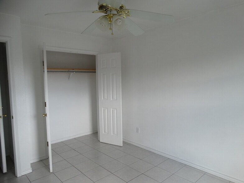 Building Photo - 430 Knickerbocker St