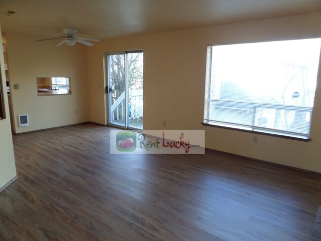 Building Photo - Cute Duplex with Attached Garage in Brown'...