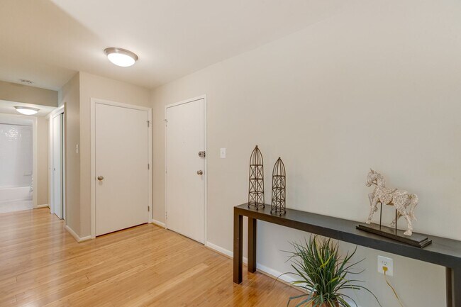 Building Photo - Lafayette Park Condominium | All Utilities Included | Pool, Tennis Court & Clubhouse