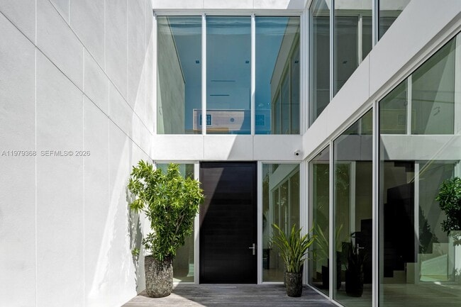 Building Photo - 1051 W 48th St