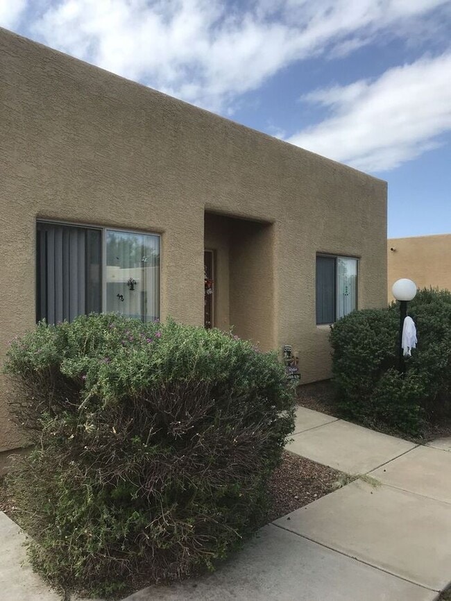 Building Photo - Comfortable Eastside Living – 2 Bed, 2 Bat...