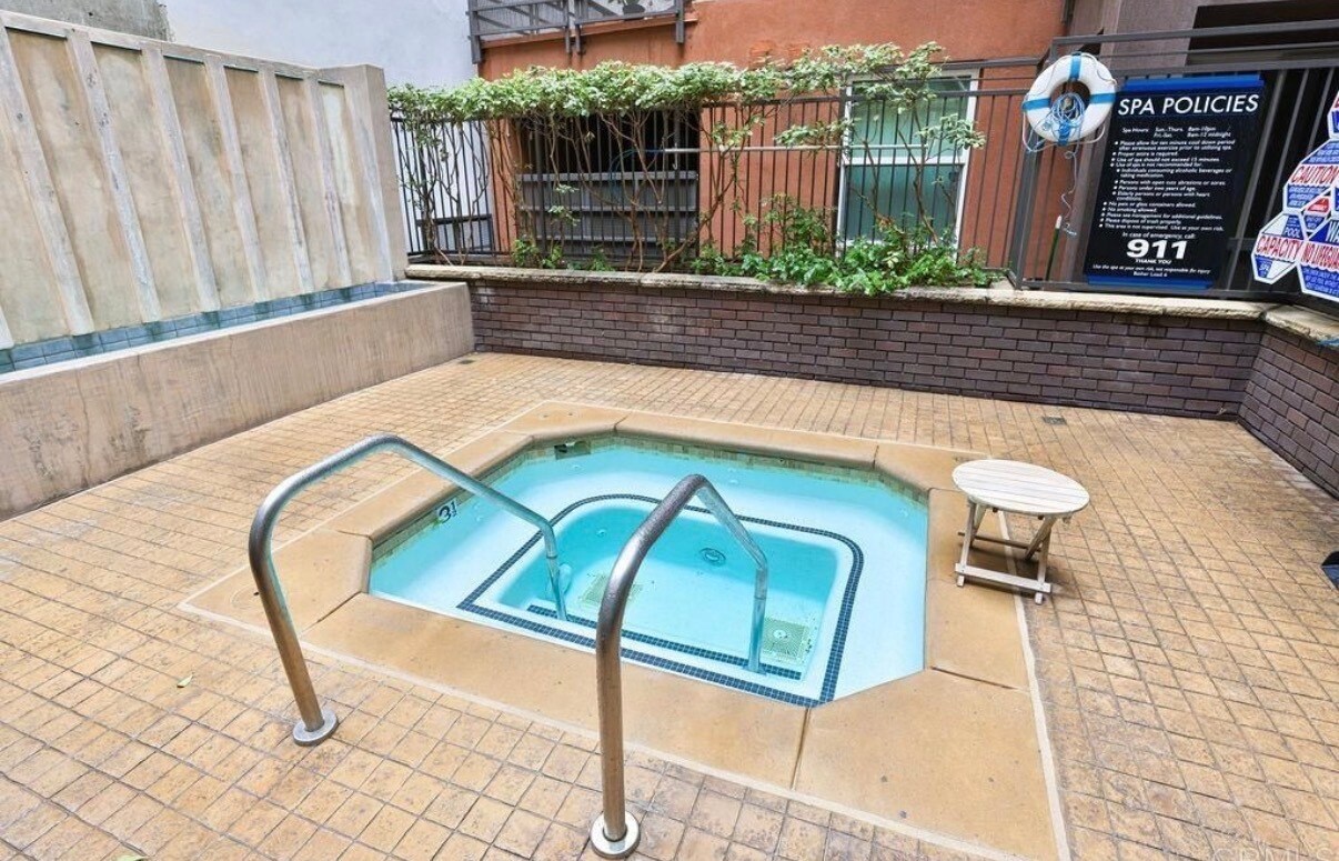 Hot tub community area - 1225 Island Ave