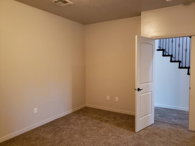 Building Photo - Gorgeous 3 bedroom 2.5 baths with great am...