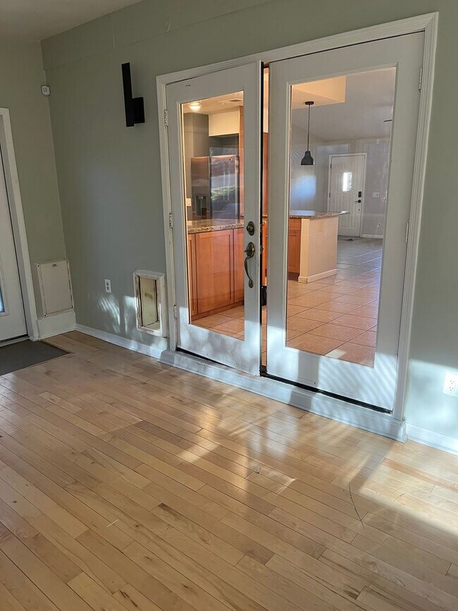 Building Photo - Modern, updated 3B/2B with fenced yard and sun room in Cottonwood