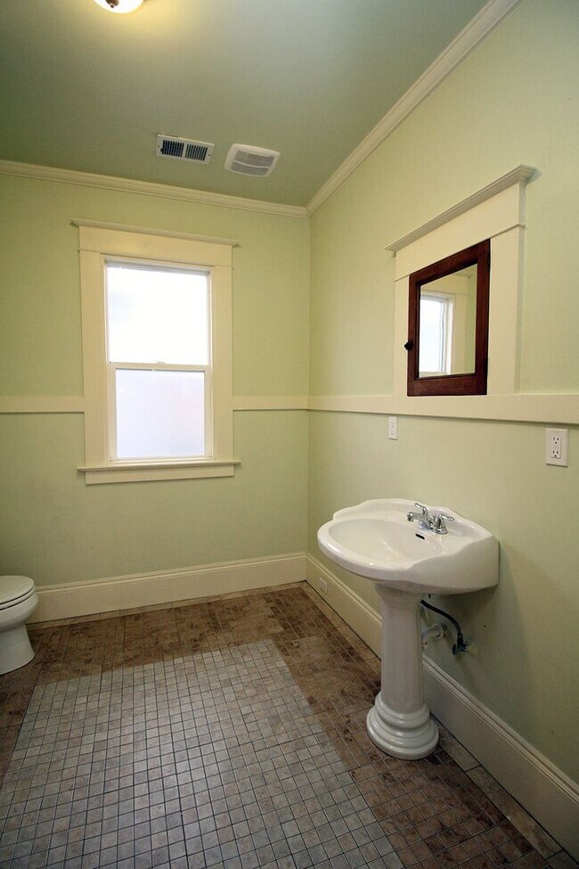 Building Photo - 4033 SE Hawthorne Blvd