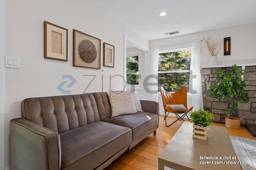 Building Photo - 10590 River Dr