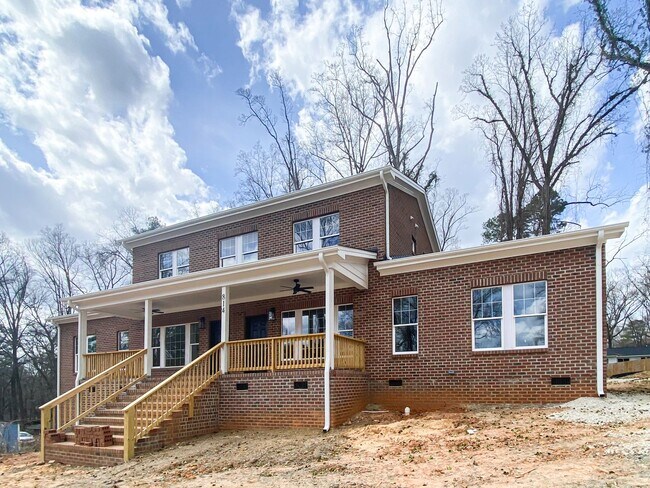Building Photo - 814 Old Pittsboro Rd