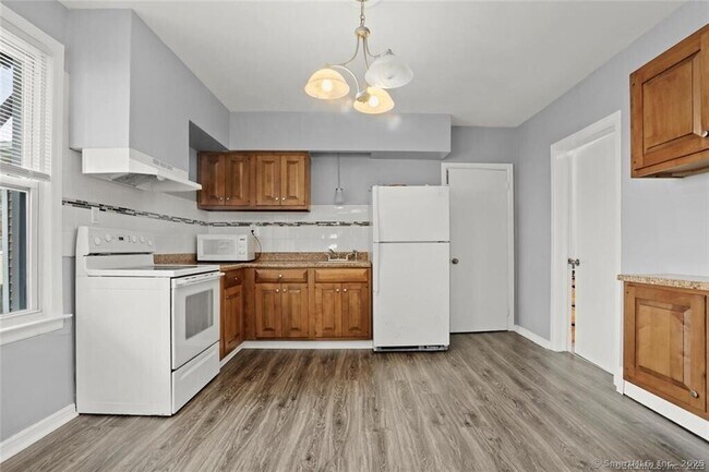 Building Photo - 116 Medford St