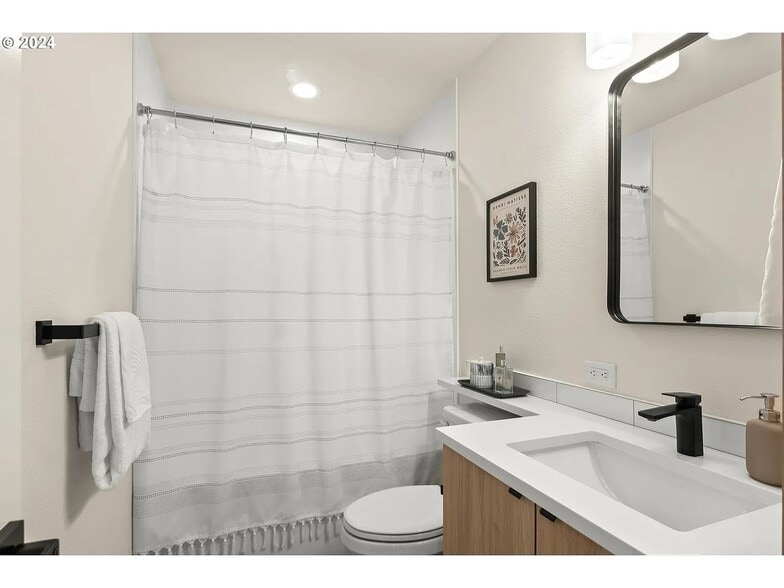 Building Photo - 1570 SE 50th Ave