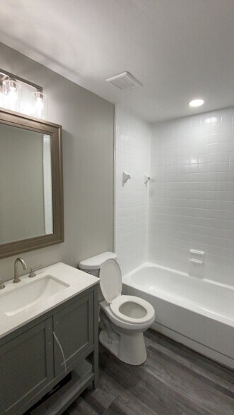 Building Photo - 4004 Oaks Dr