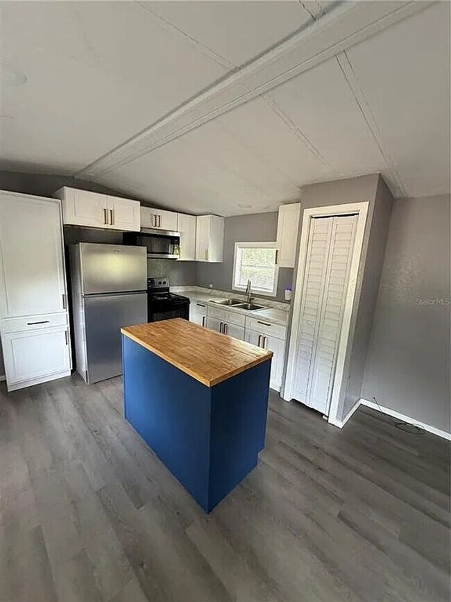 Building Photo - Fully renovated 2 bed/1 bath. No water/sewer bill!